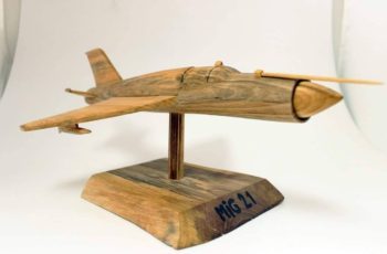 Avion MIG 21 realizat din lemn de tei