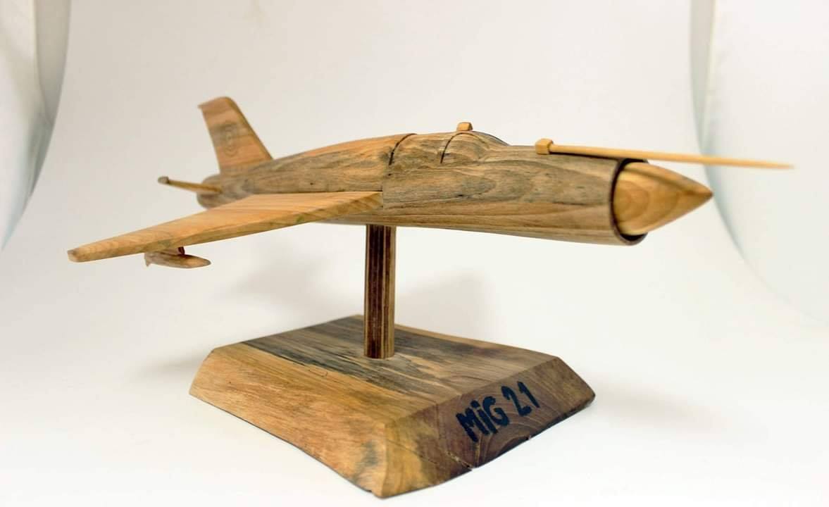 Avion MIG 21 realizat din lemn de tei
