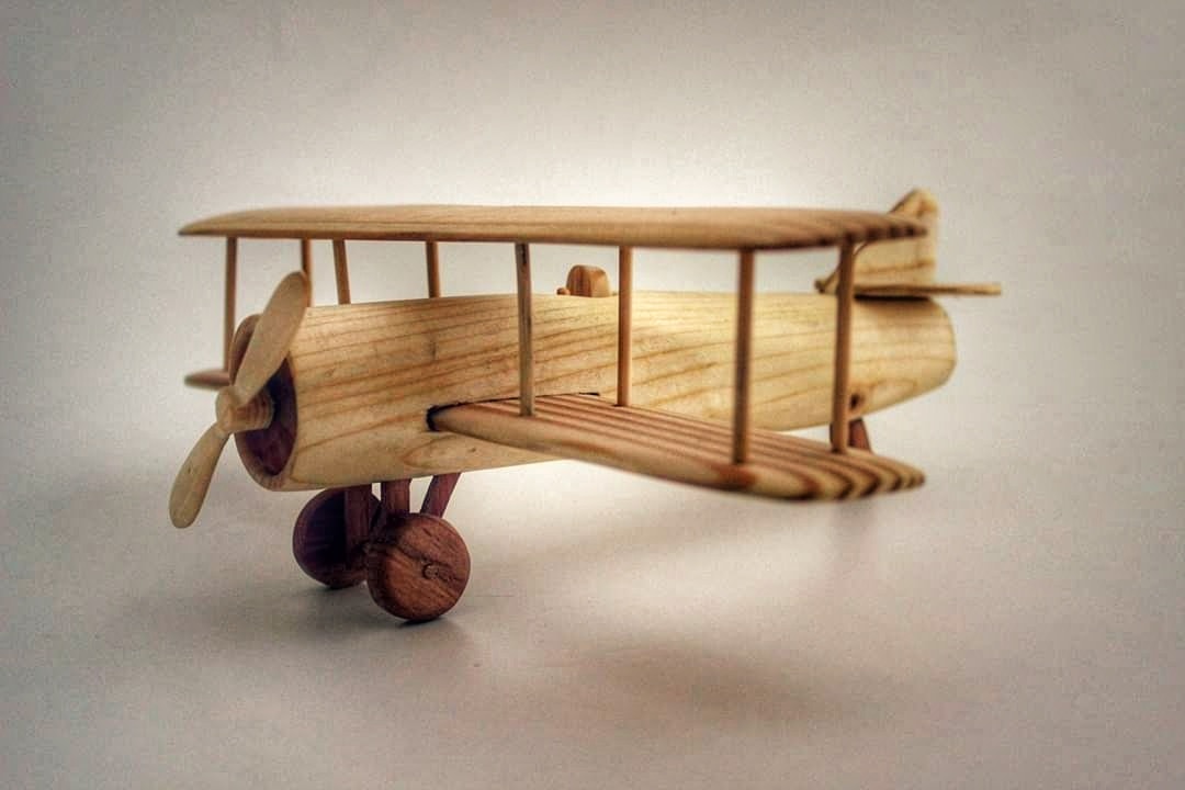 Biplan realizat din lemn de brad