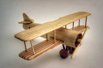 Biplan realizat din lemn de brad
