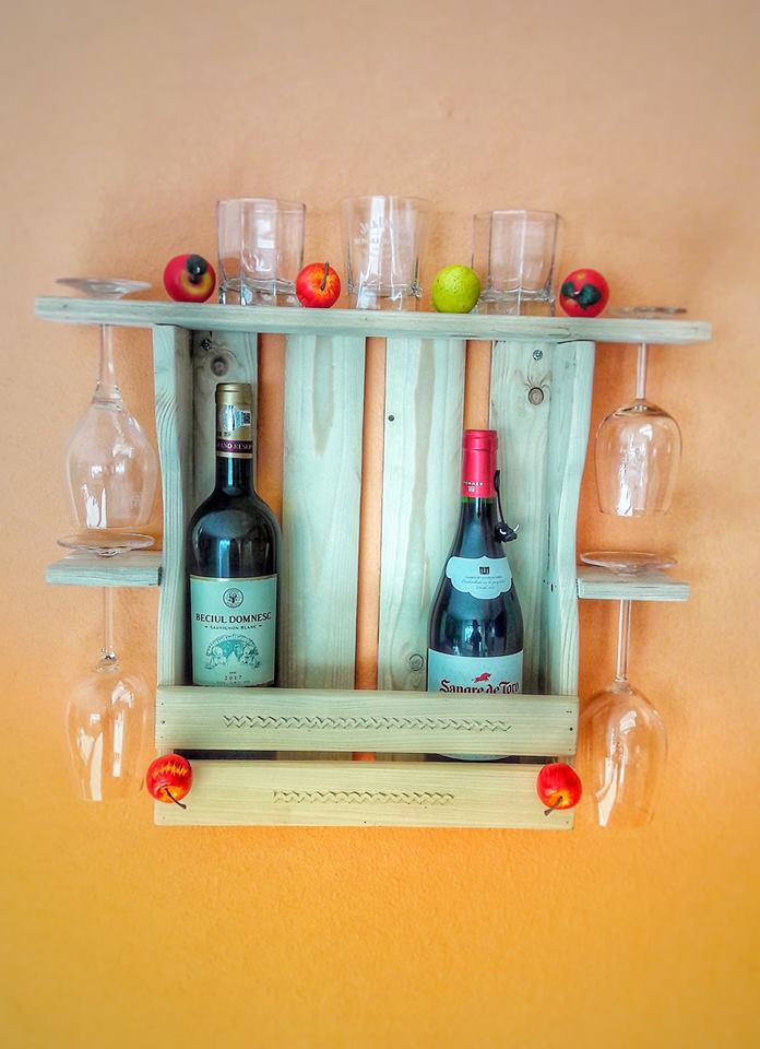 Raft pentru sticle de vin cu suport de pahare
