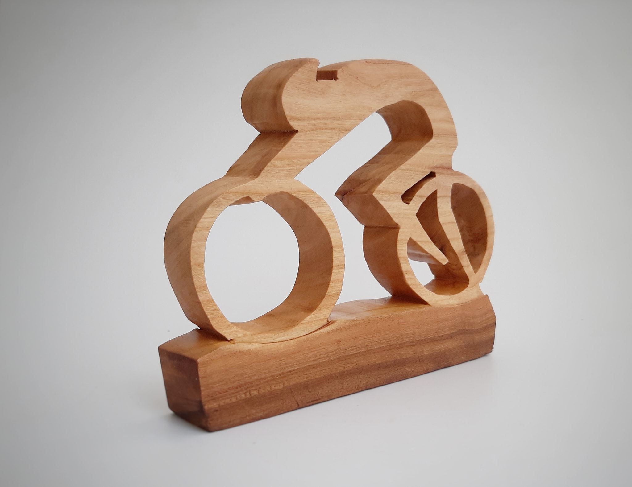 Biciclist stilizat din lemn de cireș