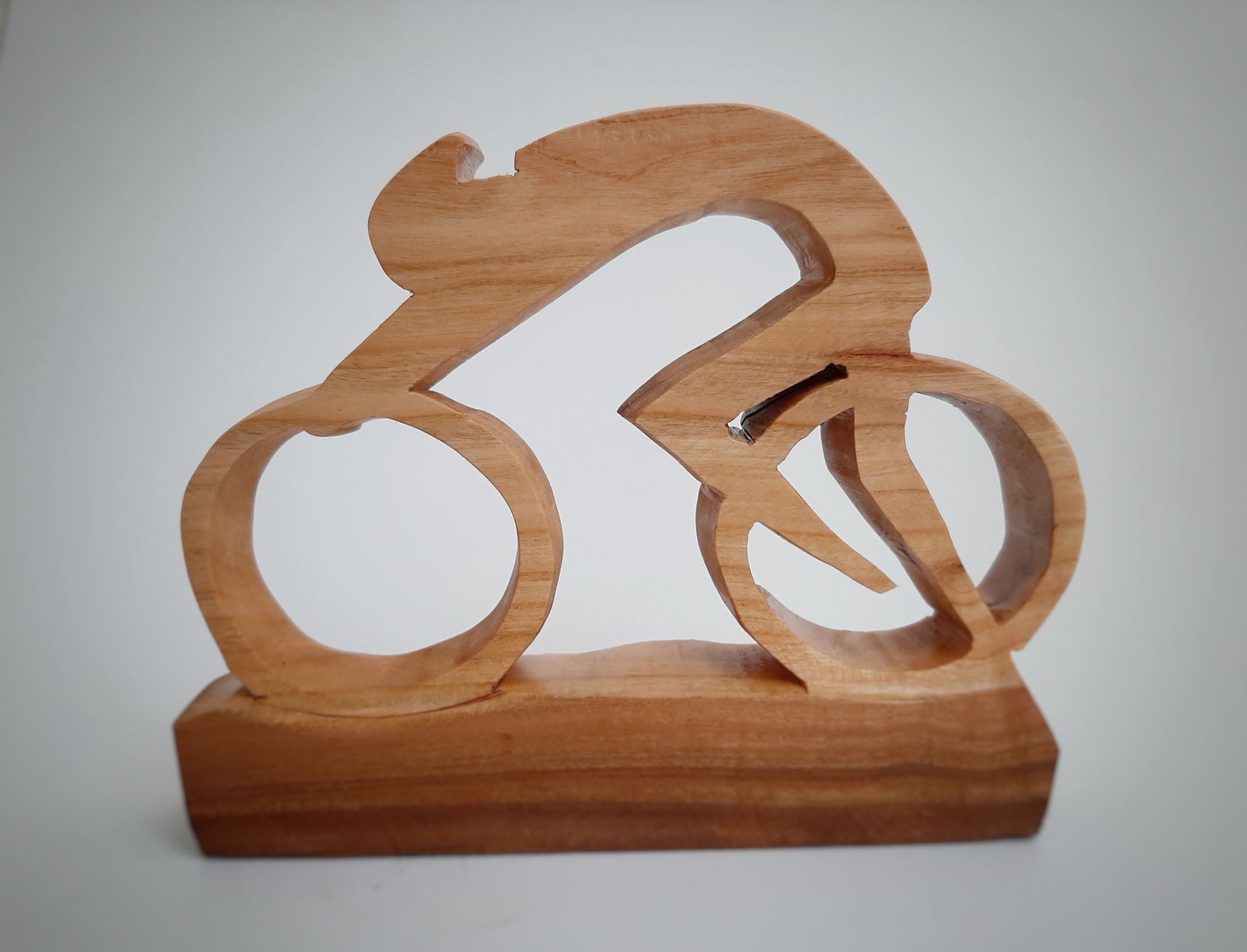 Biciclist stilizat din lemn de cireș