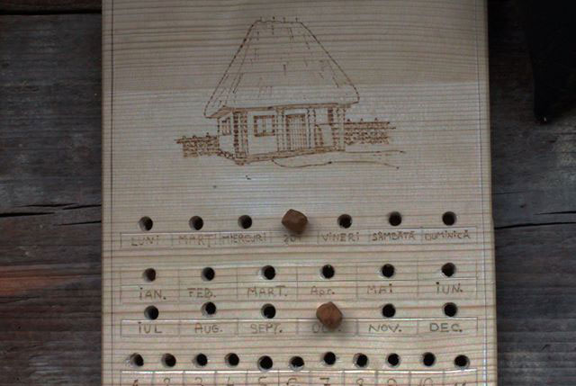 Calendar-pe-viață-pirogravat-cu-casuta-traditionala-romaneasca