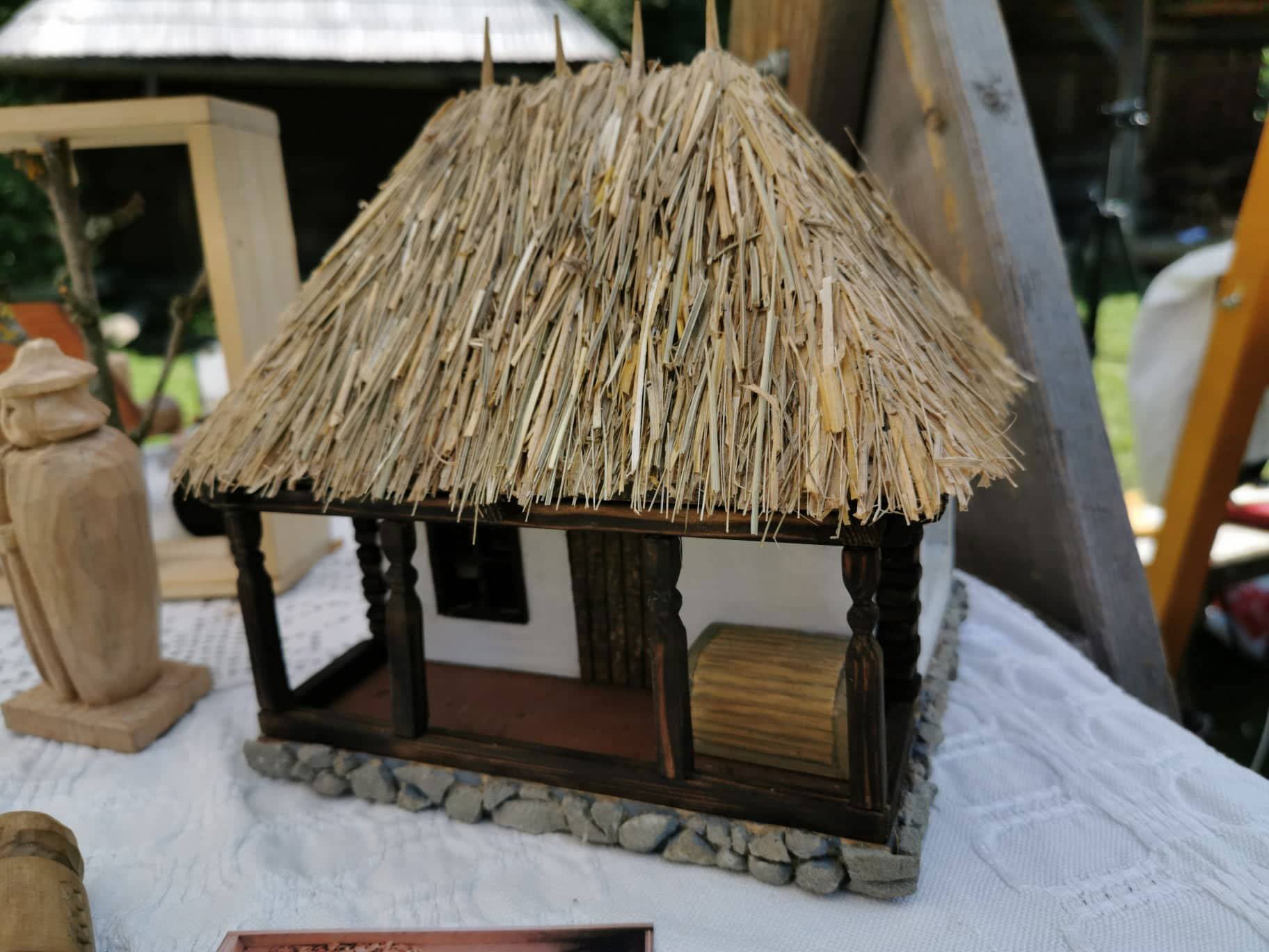 Casa traditionala in miniatura - casa oloierului din judetul Hunedoara