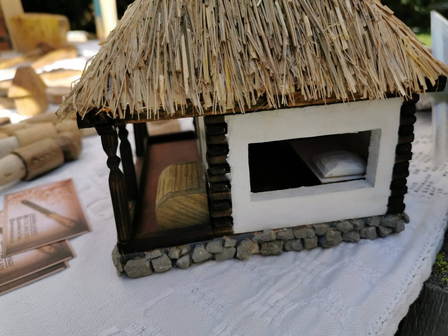 Casa traditionala in miniatura - casa oloierului din judetul Hunedoara