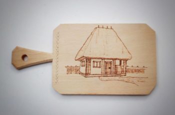 Fund de lemn pirogravat cu căsuță tradițională românească