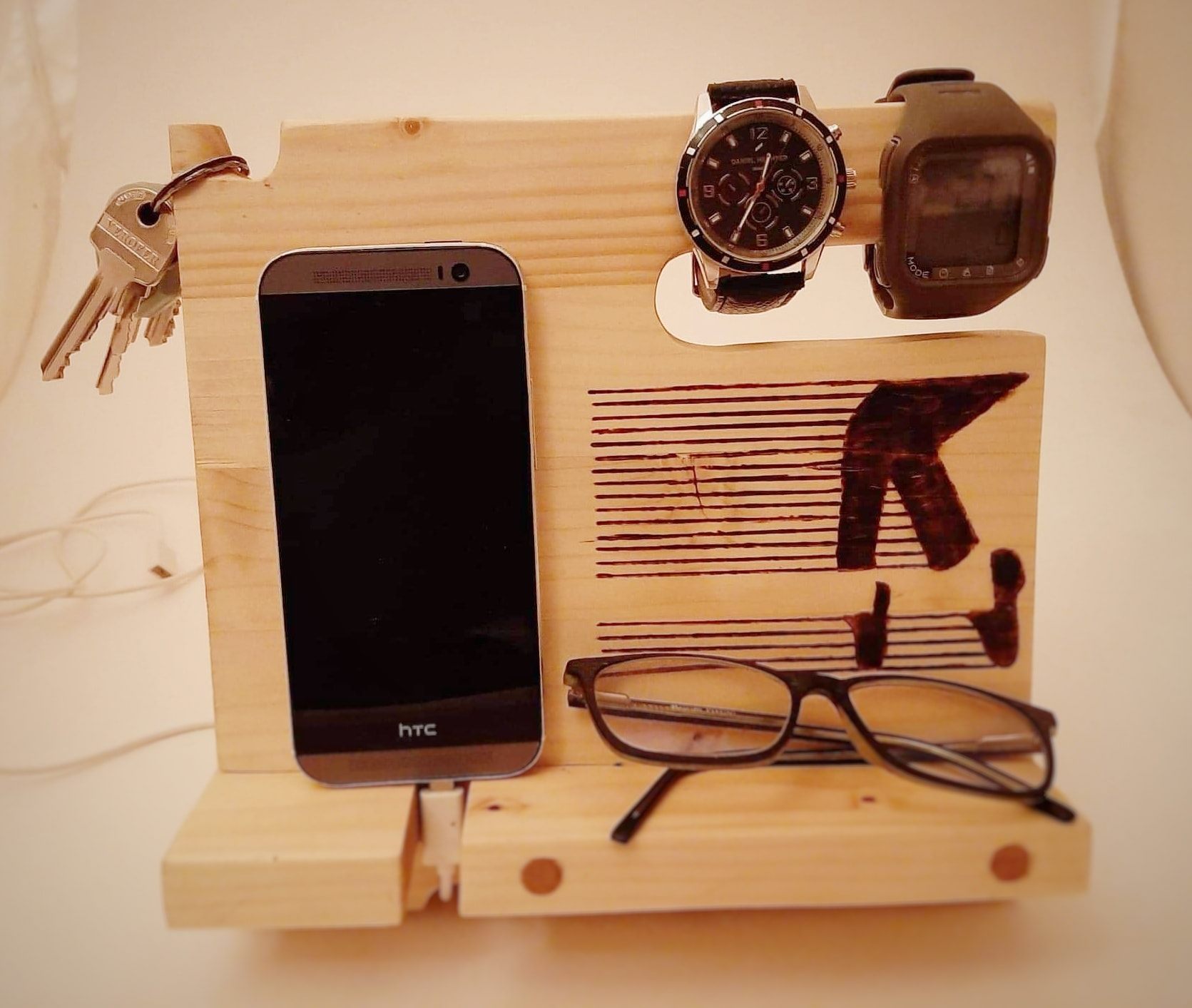 Suport personalizat pentru telefon, ceasuri, ochelari, verighetă şi chei