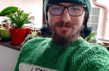 Căciulă și pulover cu Lemnăria lui Radu
