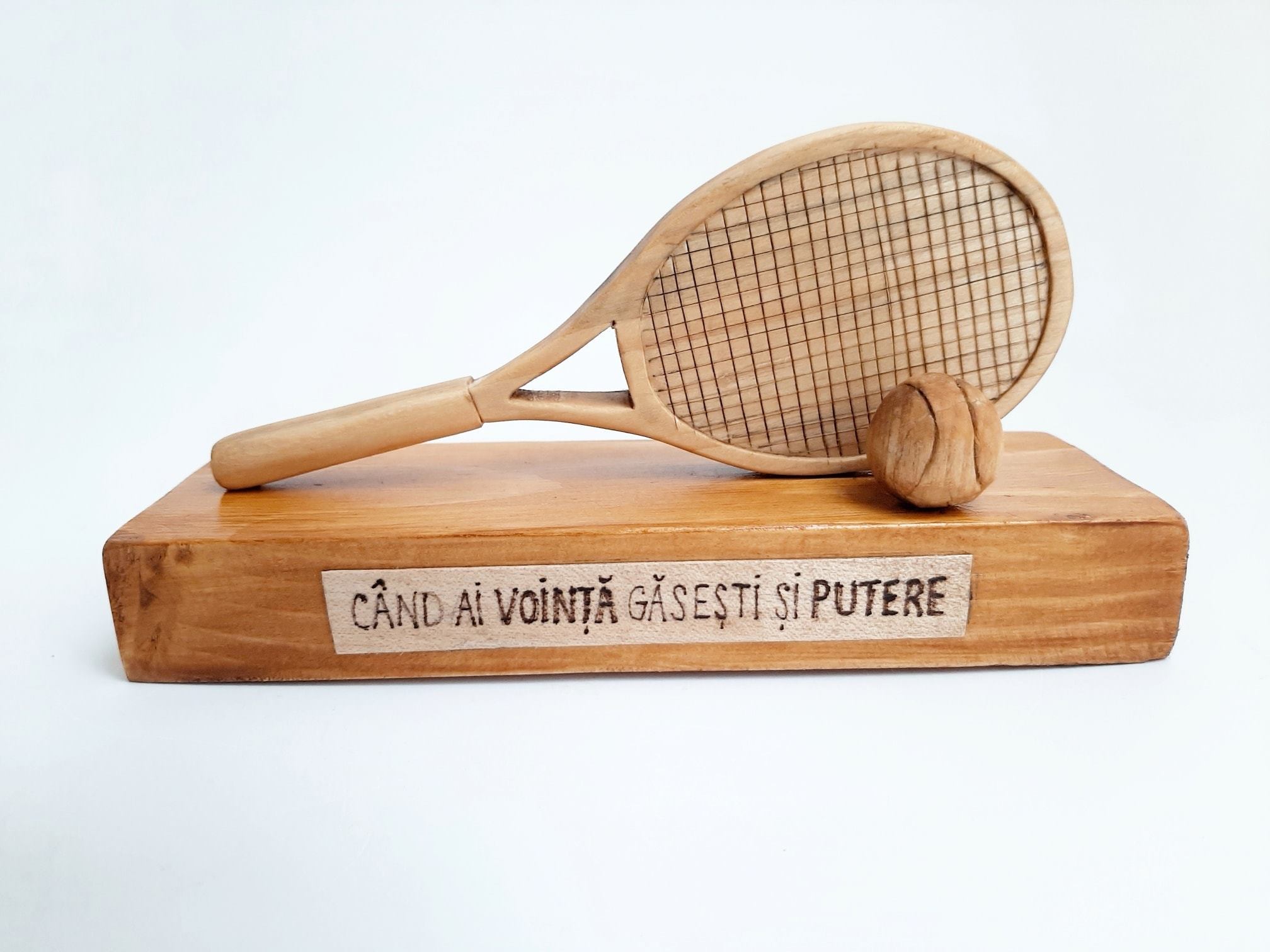 Caution donor Just do Cadou personalizat cu racheta si minge de tenis - Lemnaria lui Radu