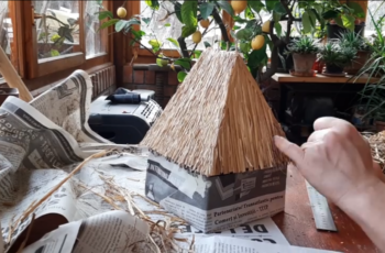 Cum lipesc eu paiele pe acoperișul unei căsuțe tradiționale în miniatură (VIDEO)
