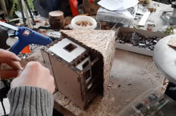Cum lipesc eu pietrele pe fundația unei căsuțe tradiționale în miniatură (VIDEO)