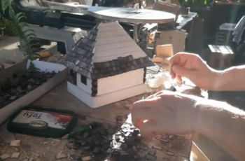 Cum lipesc eu țigla pe acoperișul unei căsuțe tradiționale în miniatură (VIDEO)