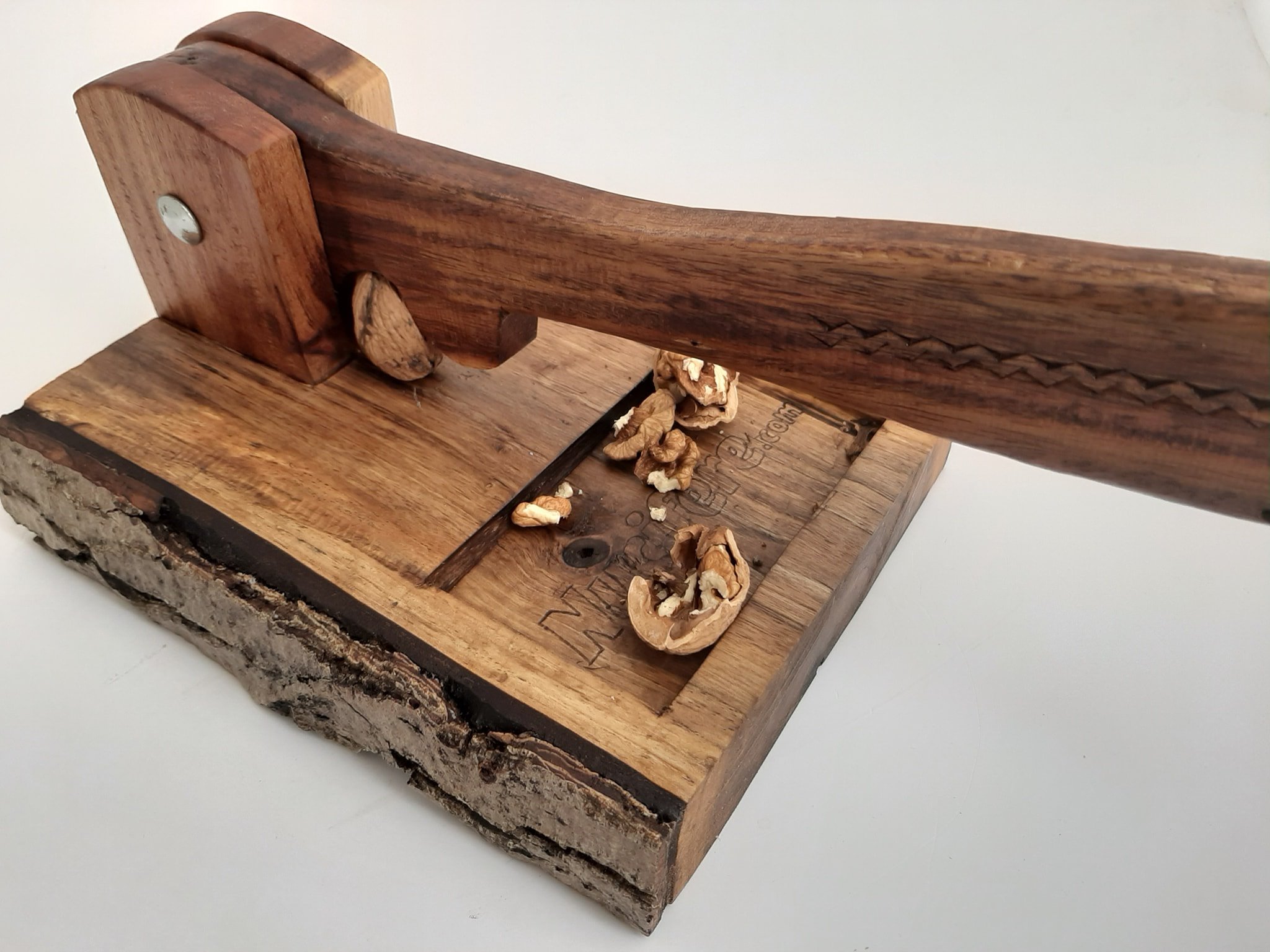 Spărgător de nuci personalizat, realizat din lemn de nuc