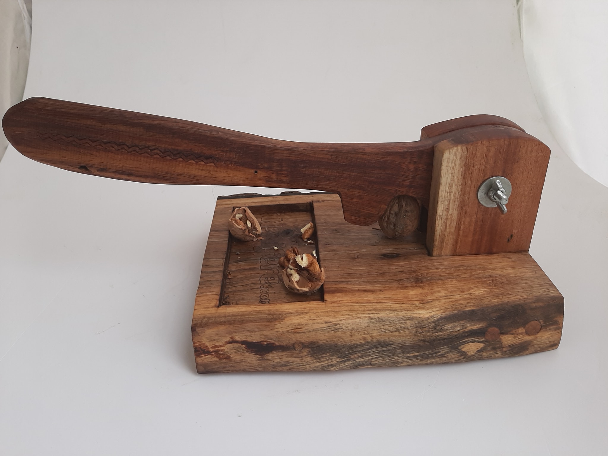 Spărgător de nuci personalizat, realizat din lemn de nuc