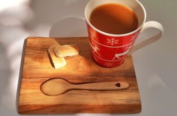 Tăviță plus linguriță pentru servit cafeaua sau ceaiul, realizate din esență de lemn de nuc