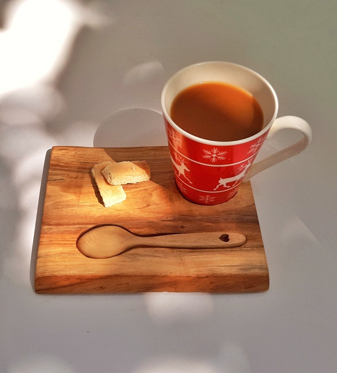 Tăviță plus linguriță pentru servit cafeaua sau ceaiul, realizate din esență de lemn de nuc
