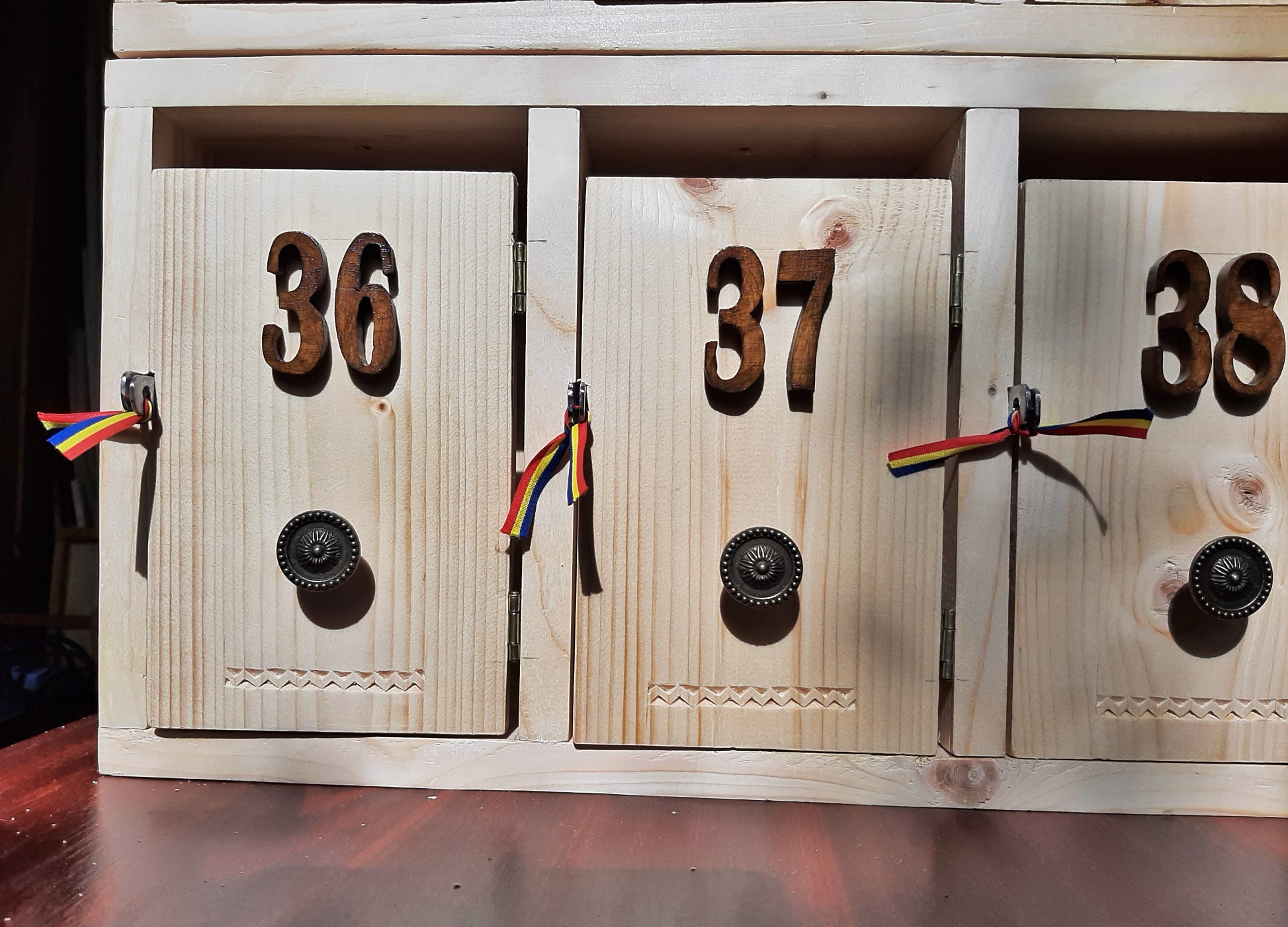 Cutii postale din lemn personalizate pentru scara de bloc
