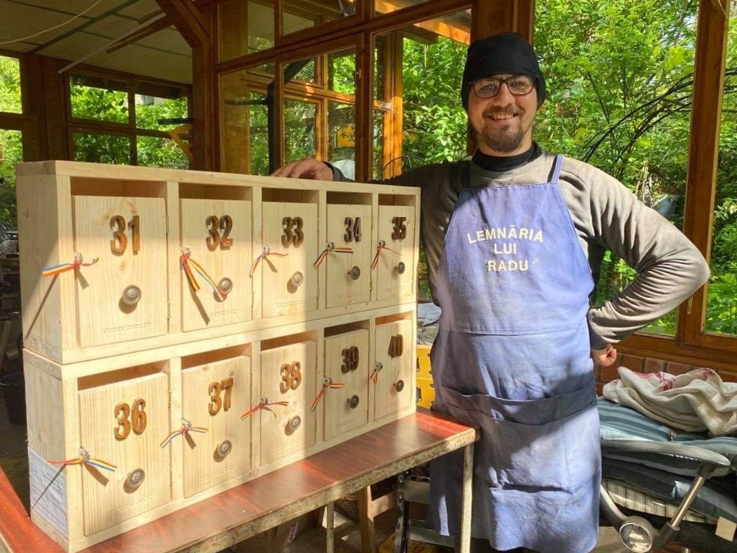Cutii postale din lemn personalizate pentru scara de bloc