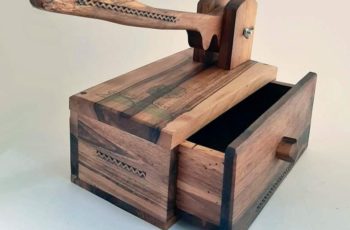 Spargator de nuci cu cutie, realizat din lemn de nuc