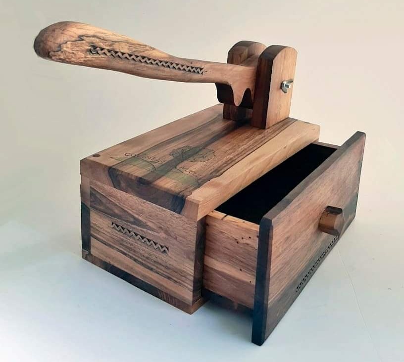 Spargator de nuci cu cutie, realizat din lemn de nuc